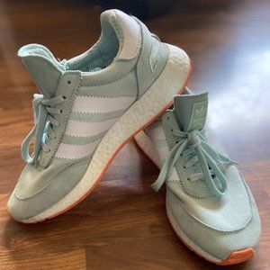 Adidas Women's Die Marke Mit den 3 Streifen - size 9.5